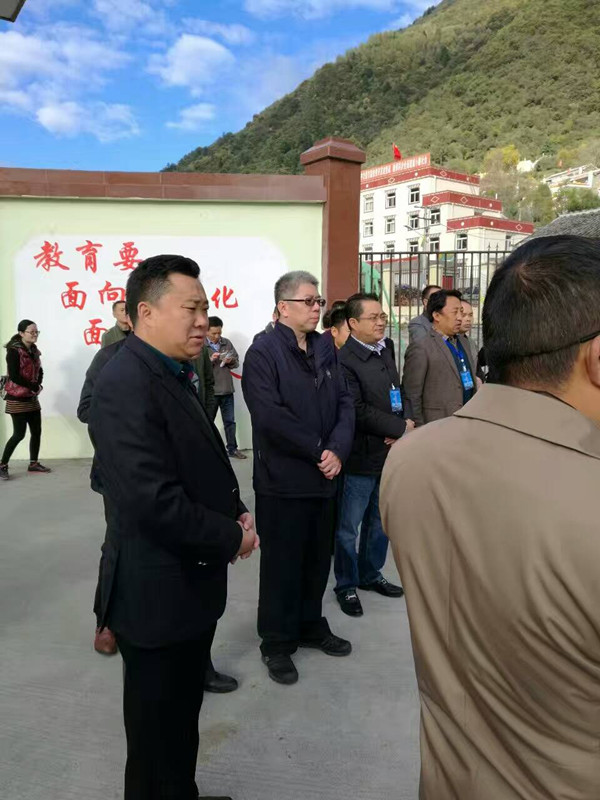 由副州长何斌,州政府副秘书长李清勇带队,金川县委书记卞思发,县长